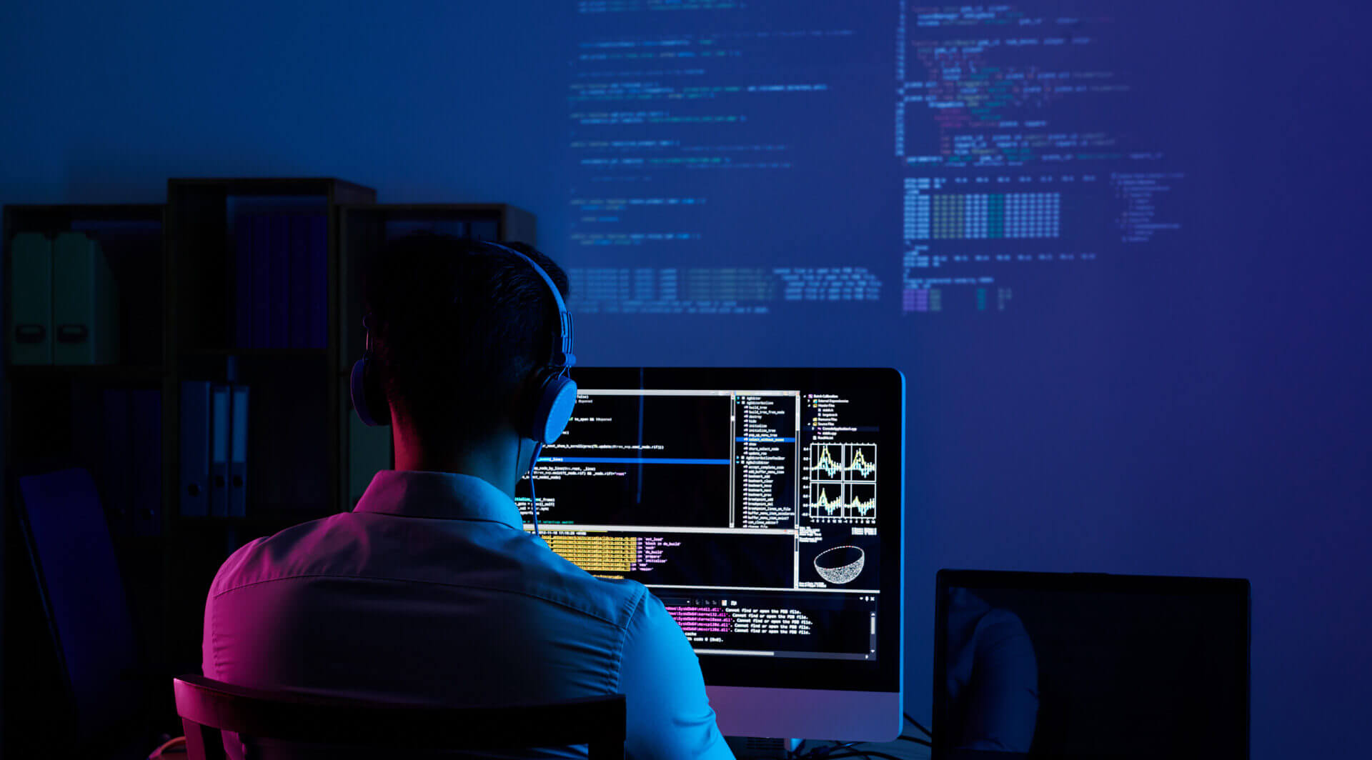 Equipo trabajando en desarrollo de soluciones tecnológicas
